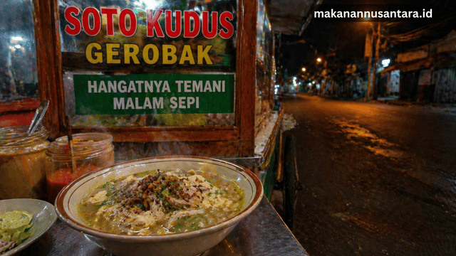 Soto Kudus Gerobak, Hangatnya Temani Malam Sepi